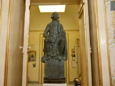 Infine una statua che raffigura Giuseppe Saverio � sistemata sul fondo: sembra scrutare il mare, forse nella speranza di carpirne un nuovo segreto